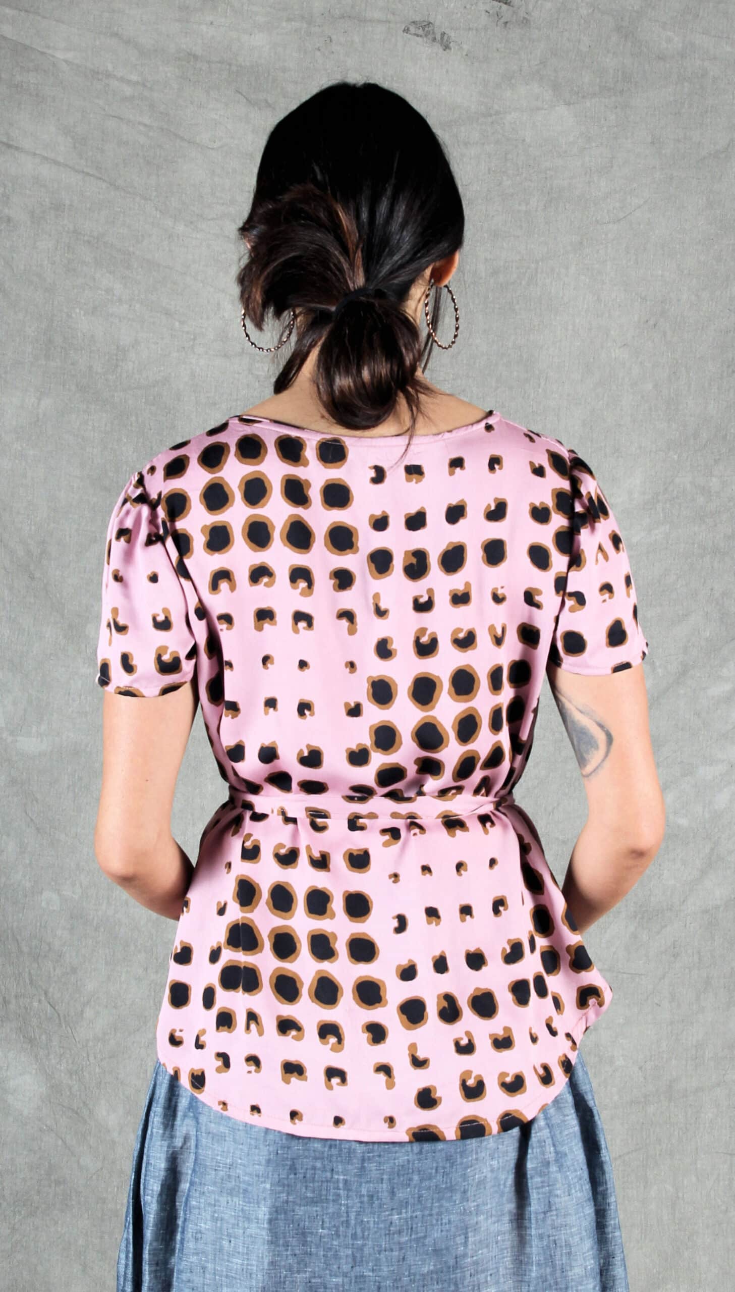 Blouse LAYS vue de dos avec détail de la ceinture à nouer