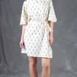 Model wearing a relaxed tunic made from the COSMOS sewing pattern: the one-piece silhouette is designed for comfortable everyday wear. The relaxed proportions favour ease of movement.