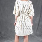 Handmade COSMOS tunic or short dress: the minimal side construction keeps the outline clean. The relaxed proportions favour ease of movement.