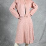 Sew a contemporary cropped jacket with the THAIS PDF pattern, featuring integrated Japanese sleeves and a front zip closure.