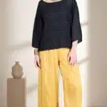 Patron de couture JASMINE : vue de face du pantalon court jaune moutarde à jambes amples, porté avec un haut noir et des sandales foncées.