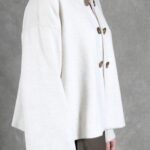 Patrón de costura de chaqueta corta VALENTINE: vista lateral de la chaqueta crema con hombro caído y manga recta.