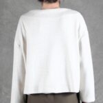 Patrón de costura fácil de chaqueta VALENTINE: vista trasera de la chaqueta crema holgada con bajo recto.