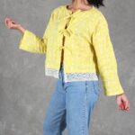 Patrón de costura de chaqueta con lazos VALENTINE: chaqueta amarilla estampada de mangas amplias con vaqueros anchos.