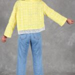 Patrón de costura de chaqueta amplia VALENTINE: vista trasera de la chaqueta corta amarilla con encaje blanco y vaqueros.