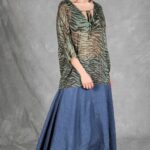Easy-to-sew SOL tunic pattern for women, with a comfortable wide fit and Japanese sleeves extending smoothly from the bodice.