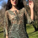 Women’s SOL loose-fitting tunic sewing pattern, combining a flattering V-neck and integrated Japanese-style sleeves in a simple design.