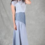Patrón de costura de falda larga MILLISIERES para mujer: vista lateral con canesú gris inclinado y frunces fluidos en azul claro.