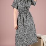 Patrón de costura del vestido DUNE: modelo con vestido midi de estampado oscuro, mangas cortas y cintura fruncida.