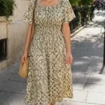 Patrón de costura del vestido DUNE: vestido midi con flores verde oliva sobre fondo crema, manga corta y cintura fruncida.