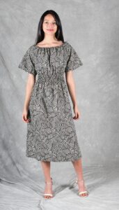 Vista frontal del vestido Dune con mangas de volante y cintura fruncida – patrón de vestido para principiantes