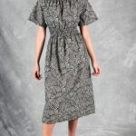 Patrón de vestido midi DUNE: vista frontal de un vestido midi con estampado geométrico, mangas con volante y cintura fruncida.
