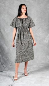 Pose lateral con el vestido Dune de estampado geométrico – patrón de costura de vestido fruncido para mujer