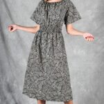 Patrón de vestido midi DUNE: vista de tres cuartos con cintura elástica fruncida y mangas amplias.