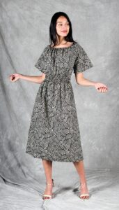 Modelo con vestido Dune, cintura elástica y mangas amplias – patrón de vestido de verano en PDF