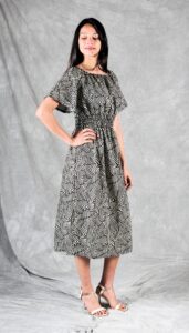 Vista en ángulo del vestido Dune midi con fruncido en la cintura – patrón de vestido para coser en casa