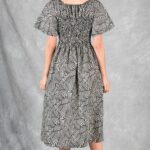 Patrón de vestido midi DUNE: vista posterior con detalle del fruncido elástico en la cintura.