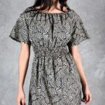 Patrón de vestido midi DUNE: primer plano del escote fruncido y las mangas con volante.