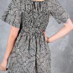 Detalle trasero del fruncido elástico en el vestido Dune – patrón de vestido hecho a mano