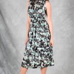 Patrón de costura del vestido DUNE: vista de tres cuartos de la versión midi sin mangas con flores y falda de línea evasé.