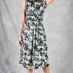 Patrón de costura del vestido DUNE: vestido midi floral sin mangas visto de frente, con cintura fruncida y falda fluida.
