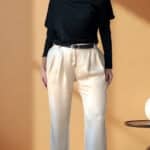 Patron de couture pantalon à plis AUDREY : vue de face, pantalon crème à plis et haut noir à manches longues