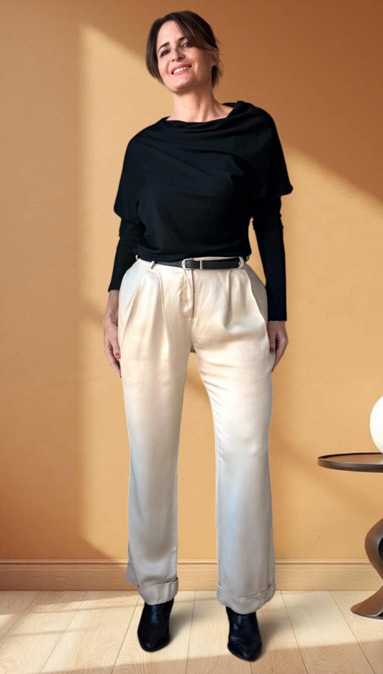 Patron de couture pantalon à plis AUDREY : vue de face, pantalon crème à plis et haut noir à manches longues