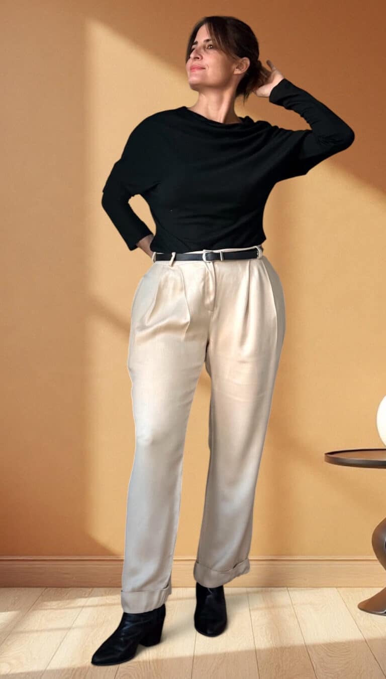 Patron de couture pantalon à plis AUDREY : main dans les cheveux, pantalon crème à revers et bottines noires