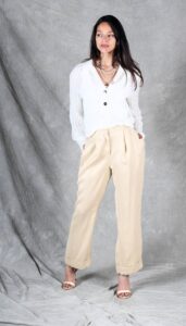 Vue de face du pantalon plissé Audrey porté avec une chemise blanche – patron de couture femme