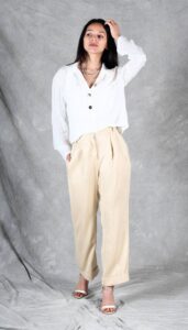 Modèle portant le pantalon Audrey avec plis et mains dans les poches – patron de couture DIY