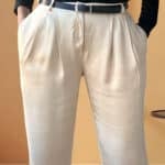 Patron de couture pantalon à plis AUDREY : gros plan sur les plis devant, les poches et la ceinture noire