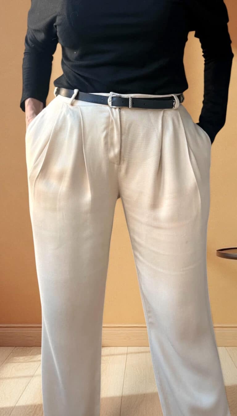 Patron de couture pantalon à plis AUDREY : gros plan sur les plis devant, les poches et la ceinture noire