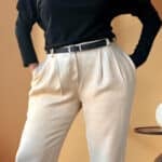 Patron de couture pantalon à plis AUDREY : mains dans les poches, détail des plis à la taille
