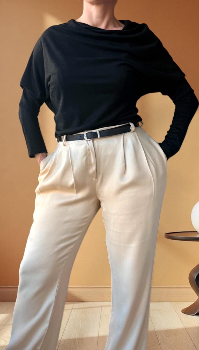 Patron de couture pantalon à plis AUDREY : mains dans les poches, détail des plis à la taille