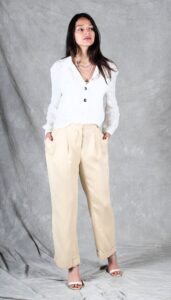 Modèle portant le pantalon Audrey avec plis et mains dans les poches – patron de couture DIY