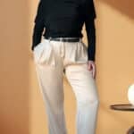 Patron de couture pantalon à plis AUDREY : vue de face souriante, mains dans les poches, haut noir