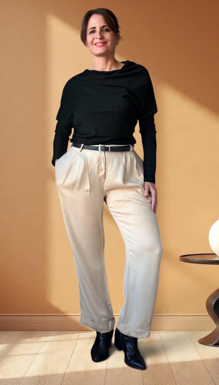 Patron de couture pantalon à plis AUDREY : vue de face souriante, mains dans les poches, haut noir