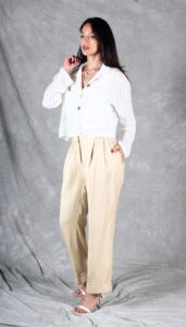 Vue latérale du pantalon plissé Audrey avec revers – patron de couture pour femme