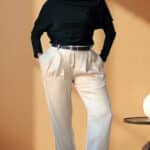 Patron de couture pantalon à plis AUDREY : regard au loin, une main dans la poche, coupe droite fluide