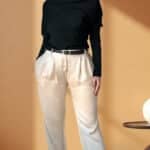 Patron de couture pantalon à plis AUDREY : debout de face, ourlet à revers et bottines