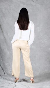Vue de dos du pantalon Audrey avec pinces et bas retournés – patron de couture pantalon femme
