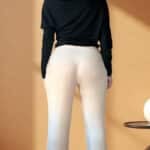 Patron de couture pantalon à plis AUDREY : vue de dos du pantalon crème à plis
