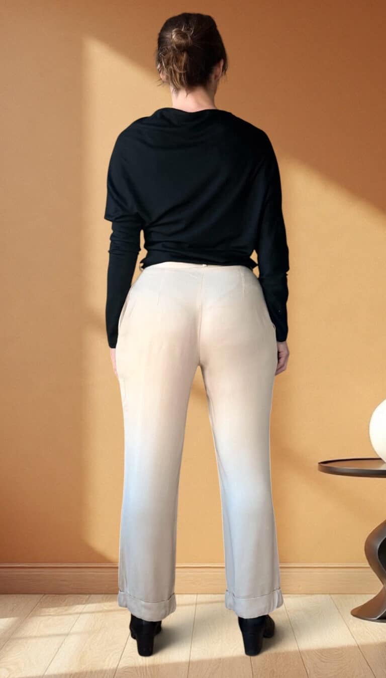 Patron de couture pantalon à plis AUDREY : vue de dos du pantalon crème à plis