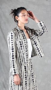 Camisa hecha a mano con el patrón de costura camisa Thalia, destacando su estilo relajado y bolsillos de parche definidos.
