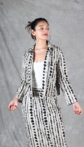 Camisa hecha a mano con el patrón de costura camisa Thalia, destacando su estilo relajado y bolsillos de parche definidos.