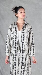 Vista frontal de la camisa Thalia, realizada con el patrón de costura camisa Thalia: un diseño moderno con detalles clásicos.