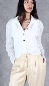 Camisa Thalia confeccionada a partir del patrón de costura camisa Thalia, con elegantes bolsillos frontales y botonadura central.