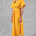 Vue latérale du patron de caftan – robe d’été avec fente sur le côté et taille ajustée avec ceinture