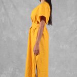 Vue latérale du patron de caftan – robe d’été avec fente sur le côté et taille ajustée avec ceinture