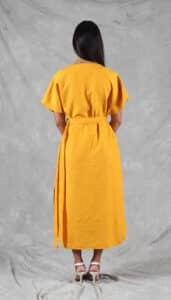 Vista trasera del patrón de vestido caftán – estilo de verano relajado con cinturón en la cintura